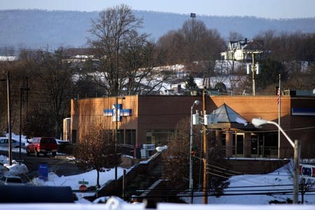 A man is allegedly holding hostages and has explosives on Main Street in Wytheville Virginia Post Office Wednesday, Dec. 23, 2009.  ©AP