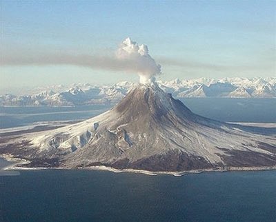 A handout photo from the Alaska Volcano Observatory (AVO)/ Alaska Division of Geological &amp; Geophysical Surveys (ADDGGS) shows a gas plume rising from the Augustine Volcano in Alaska in January 2006. Alaska was on alert Friday as scientists warned that a volcano rumbling near the state's largest city Anchorage was likely to erupt, officials said. © AFP