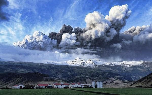 Smoke and steam hangs over the volcano under the Eyjafjallajokull glacier in Iceland, Wednesday April 14, 2010,  ©Reuters 