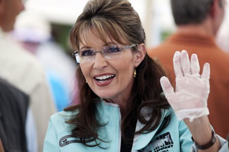 Alaska Governor Sarah Palin waves to well-wishers while serving hot dogs at the annual Governor's Picnic in Fairbanks, Alaska, July 26, 2009. ©Reuters