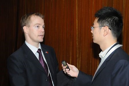 Jon Trausti Saemundsson (L), Project Manager of Iceland Emassy, speaks during an interview with Xinhuanet at the 7th Shanghai Expo International Forum held in Beijing, Nov. 12, 2009. ©Xinhuanet