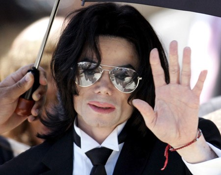 Pop star Michael Jackson waves to supporters as he leaves the Santa Barbara County Courthouse after he was found not guilty in Santa Maria, California in this June 13, 2005 file photo. Jackson died from a lethal dose of the powerful anesthetic propofol given in a cocktail of drugs, leading authorities to suspect his doctor of manslaughter, court documents showed on August 24, 2009. ©Reuters 