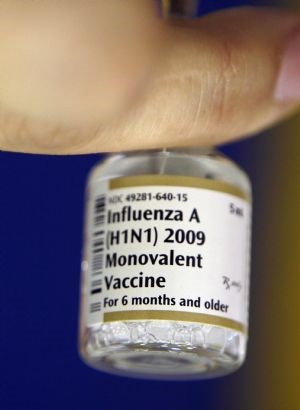 A nurse prepares doses of H1N1 vaccine at the Balboa Park Community Center in Encino, California October 23, 2009. Los Angeles County officials opened the first public health clinic there for patients in the high priority group with special health needs. Picture taken October 23, 2009. ©Reuters