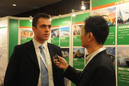 Ruslan Khozouz (L), diplomat of Jordan Embassy, speaks during an interview with Xinhuanet correspondent at the 7th Shanghai Expo International Forum held in Beijing, Nov. 12, 2009. ©Xinhuanet