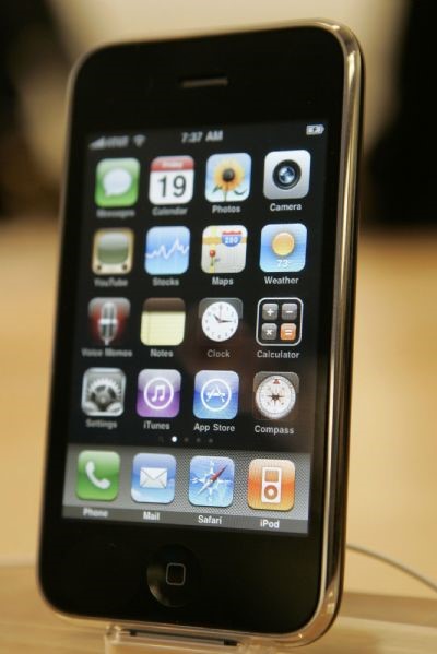 The Apple iPhone 3GS is shown at the company's retail store in San Francisco, California in this June 19, 2009 file photo. ©Reuters