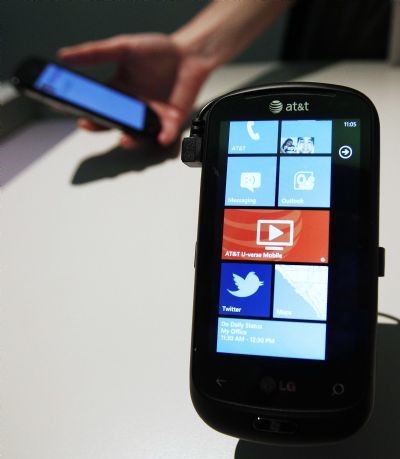 The Windows Phone 7 is seen at the Windows Phone 7 launch news conference in New York October 11, 2010. ©Reuters